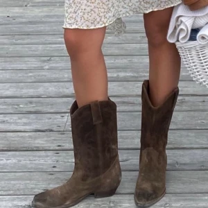 Ba&sh cowboy boots - Jätte fina cowboy boots från Ba&sh i storlek 40 men passar mig som är 39-39,5! Modellen ska se använd ut. De är använda kanske 5 gånger.