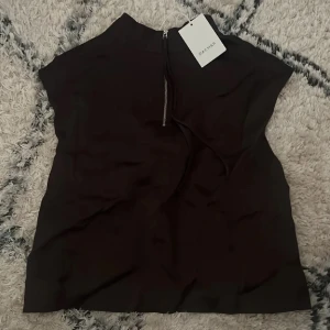 Satin tröja DAGMAR - Hej! helt oanvänd och i nyskick, köpt för 3000kr, kan säljas för 1300kr💕