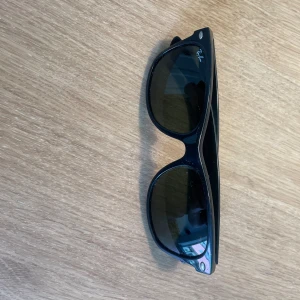 Rayban Wayfarers - Äkta Rayban Wayfarers. Har en liten skada i ena gångjärnet, dock fixat hos en optiker. Inget jag märker när jag använder. Fodral ingår. 
