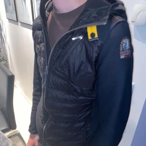 Parajumper nolan - Tja. Säljer en riktigt fett parajumper jacka. Bra skick 8.5/10 modellen 185 cm. Ny pris är ca 4000kr inga byten.