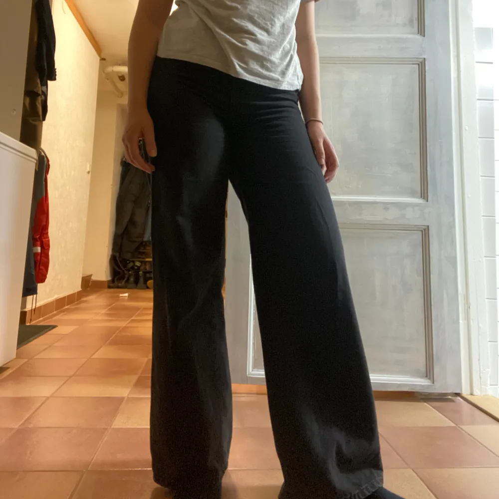 Svarta vida jeans från Lindex! Obs att de har en lagning (sista bilden). Annars i väldigt fint skick och sitter väldigt fint i midjan:)). Är möjligtvis kanske lite stor i storleken för bär 40 annars Pris kan diskuteras något . Farkut & Housut.