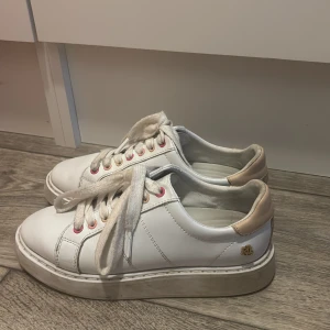 Ralph Lauren sneakers  - Använda några gånger vilket syns men annars jättebra skick! 