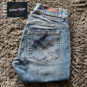 Dondup Jeans - Tjena! Säljer nu ett par tvär feta Dondup ”George” Jeans! | Den mest populära o eftertraktade modellen! | Skick 9,5/10, (nyskick) | Nypris 4000, mitt pris 1199 ✅ | Storlek 31 | Hör av dig vid minsta fråga eller fundering, hjälper gärna till!