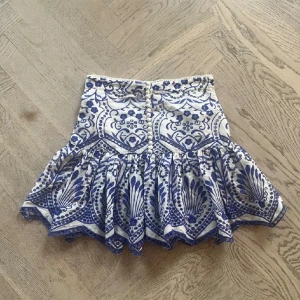 Zara kjol - Kjol från zara i bra skick, använd fåtal gånger. Populär (inte min bild) intressekoll 