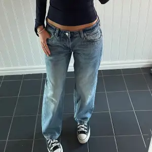 Low Arrow jeans i färgen seventeen blue från Weekday. Helt oanvänd då de är för korta för mig. Nypris: 590 