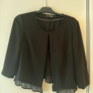 Trekvartsärmad kofta - En supersöt trekvartsärmad tröja som tyvärr inte passar mig. Den är i nyskick! 💕