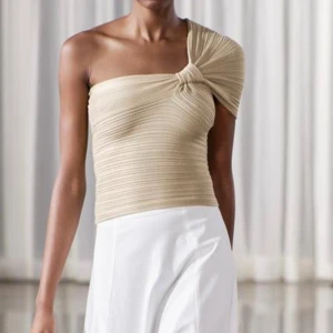 Zara topp  - Slutsåld på hemsidan , från vårens kollektion. Aldrig använd och är ny utan prislapp. 🌷