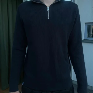Stickad halv zip tröja - Snygg tröja från only & sons i stickat matrial med halv zip.  Andvänd fåtal gånger och bra skick! 