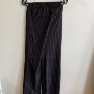 Midwaist Kostymbyxa  - Mid waist kostymbyxa  Liten i midjan 