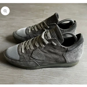 Philippe model  - Riktigt snygga Philippe model trainers i grå mocka! Det är bara att skriva vid frågor eller funderingar! Kp för fler bilder