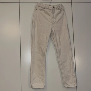 Manchesterbyxor - Så så snygga!! Blivit för små för mig.  Passar till så mycket fint. Jättebra skick. Köpta på Monki.