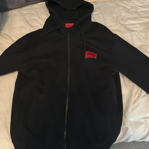 Boss zip hoodie  - Helt ny. Bra skick och väldigt stil ren. Pris går att diskuteras