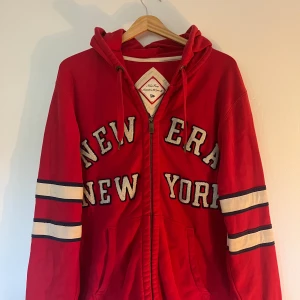 New era zip - Säljer nu då den ej används, 10/10 skick utan slitningar eller blekningar, skriv vid funderingar!
