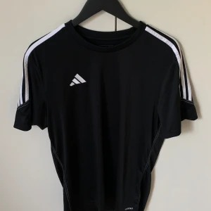 T-shirt  - Tränings tröja  Bra skick 