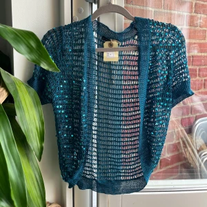 Virkad kofta - Så fin virkad kofta med paljetter. Köpt för 599, men aldrig använt tyvärr.. säljer den för 300kr 💙