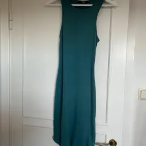 Grön/blå klänning från bik bok i storlek xs