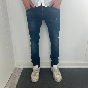 DIESEL- JEANS - Storlek 33 (passar 30/32)- Skick 9,5/10- Nypriss 2499kr- Vårt pris 400kr- Modellen är 184