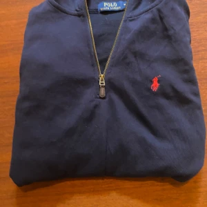 Ralph Lauren Half Zip  - Säljer denna feta Ralph Lauren Half Zip på grund av att den inte kommer till användning. Utmärkt skick 9/10, storlek M. Nypris är 1900kr, säljer denna för 599. Kontakta gärna vid frågor! 