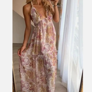 Zara klänning - Superfin sommarklänning från Zara, använd en gång förra sommaren, storlek xs, fina detaljer med öppen rygg🩷🩷🩷 pris kan diskuteras vid snabb affär