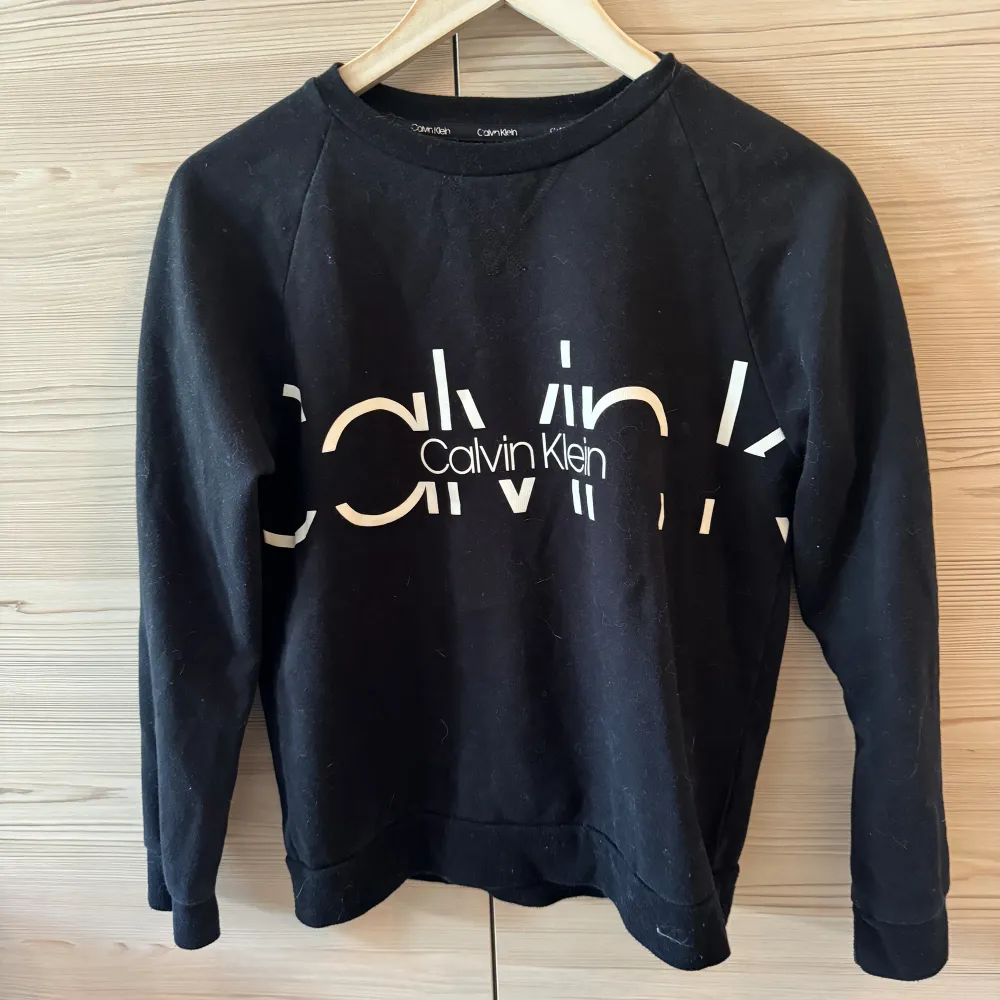 Jättefin svart Calvin Klein sweatshirt, i fint skick! I storlek 152/164 men passar XXS/XS❣️. Hoodies.