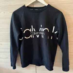 Jättefin svart Calvin Klein sweatshirt, i fint skick! I storlek 152/164 men passar XXS/XS❣️