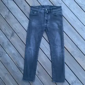 Tja! Säljer ett par Jacob Cohën jeans i modellen 688. Jeansen är i fint skick, inga defekter. Jeansen är i storlek 31 men sitter som 29. Vid frågor är de bara att höra av dig!