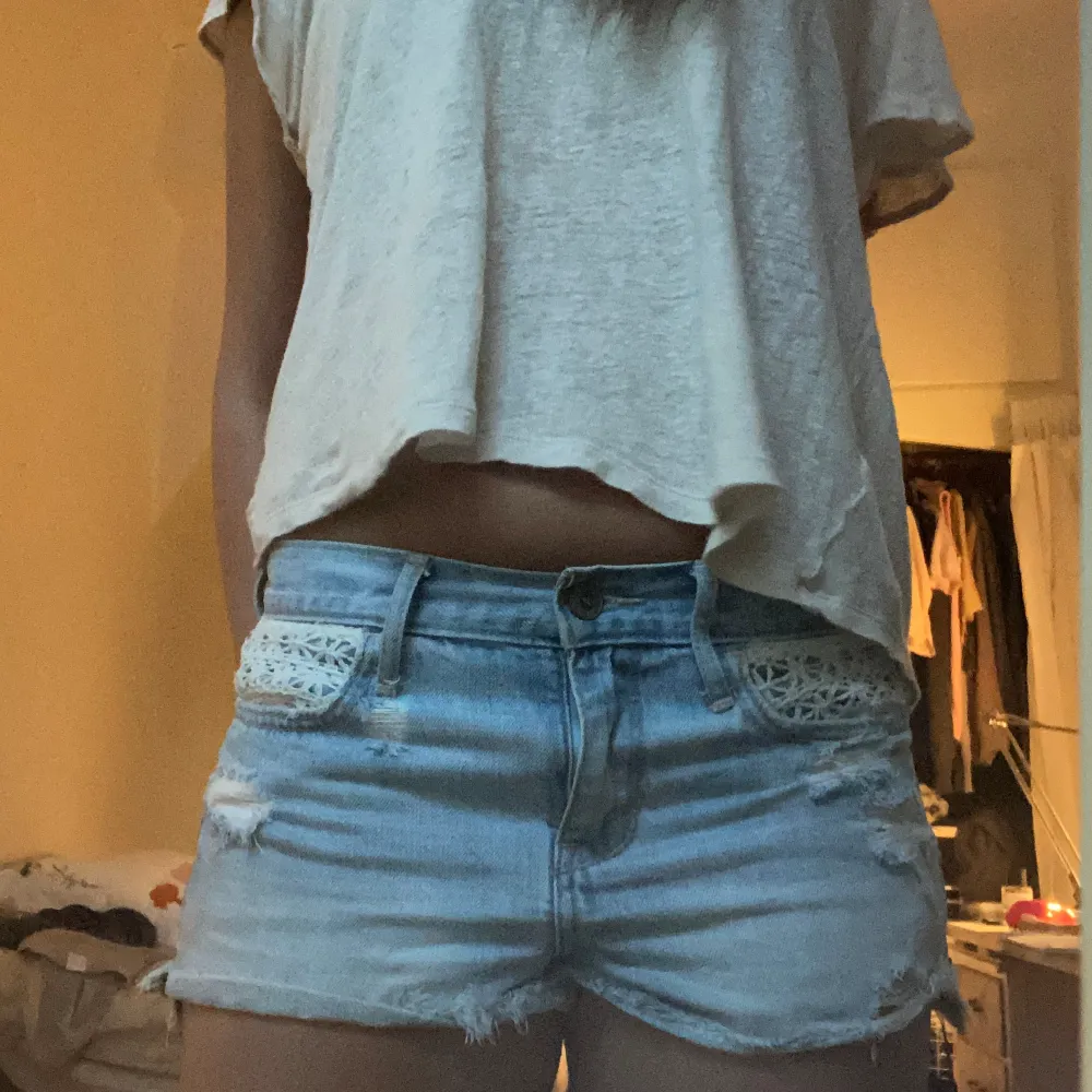 Supersnygga jeansshorts med coola detaljer! . Shorts.