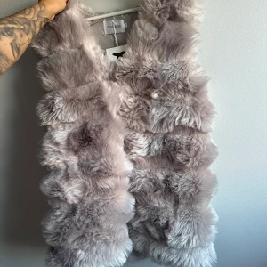 Faux fur väst - Storlek m