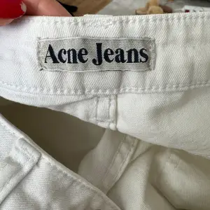 Jättefina acne jeans som tyvärr är för små. 