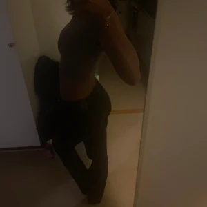 svarta Low waisted baggy jeans!! - Säljer då samma baggy jeans i svart som jag lagt upp i Blå!  Dom är samma storlek men känns lite mindre