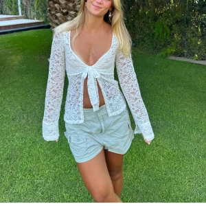 Designbysi spets topp - Säljer denna super populära tröjan från designbysi, använd fåtal gånger så i mycket bra skick🥰 säljer då den var lite för liten för mig