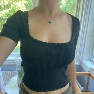 Svart topp - Svart snygg topp som är perfekt till fest eller till vardags. Jättefint mönster/tyg. Från chiquelle, passar storlek S-M🥰🥰