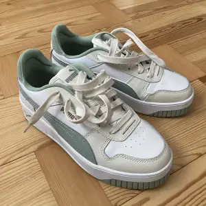 vita/gröna sneakers från puma. använda enstaka gång, mycket bra skick!🤍 (köpta för ca 800kr)