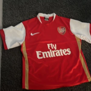 En fin tröja i bra skick  - Den är i bra skick med inget sundet 