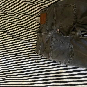 LEVIS JEANS - As snygga Levis jeans, aldrig använda. Säljer då jag köpte två🥰 sitter low. Nypris 1200