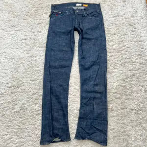 Bootcut jeans, i bra skick, har en fläck 🤍 Midjan är 89cm och innerbens är 82cm 💕