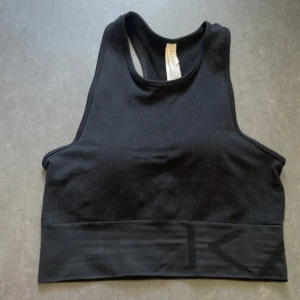 Sport bh - Jätte bra skick, bara testad en gång, kan användas som tanktop också