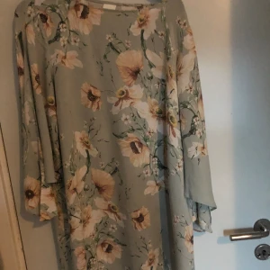 Sommarklänning - Storlek 42, säljs för 40 kr.