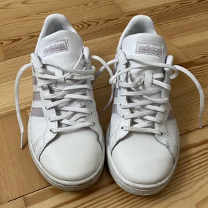 adidas sneakers - snygga adidas sneakers med ljuslila ränder. Använda ett par gånger, men bra skick! Pris kan diskuteras 🌷