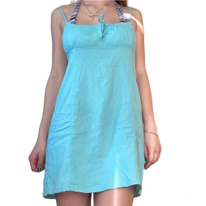 Blå / turkos linne sommar klänning  - Kort ljusblå mini dress i linen material från Pacific republic / pull&bear, i strl S. Sista bilden tagen i dåligt ljus så de  andra bilderna är så den egentligen ser ut💕Längd: ~70cm, bredd 38