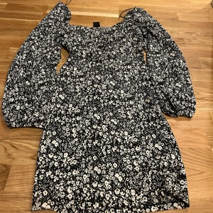 blommig klänning  - blommig klänning från ginatricot, storlek M, aldrig använd 