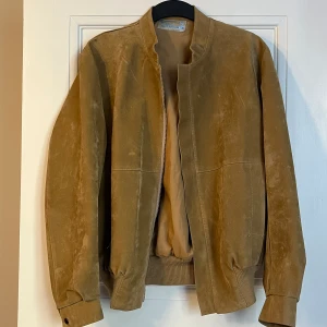 Suel lux bomber jacka  - Bombarjacka herr/unisex  Suel lux (Made in italy) stl 50 homme  Armhåla till armhåla: 59cm  Axel till axel: 49cm  Krage till midja(längden): 70cm   Fint begagnat skick!  