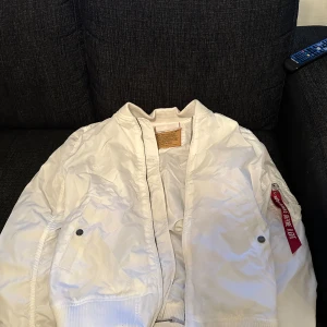 Alpha industries Bomber jacka M - HELT NY vit alpha industries bomber jacka i storlek M