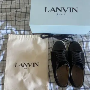 Tja, säljer nu dessa tvär feta Lanvin skorna i väldigt bra skick. Box, dustbag och kvitto ingår, tveka inte vid frågor!