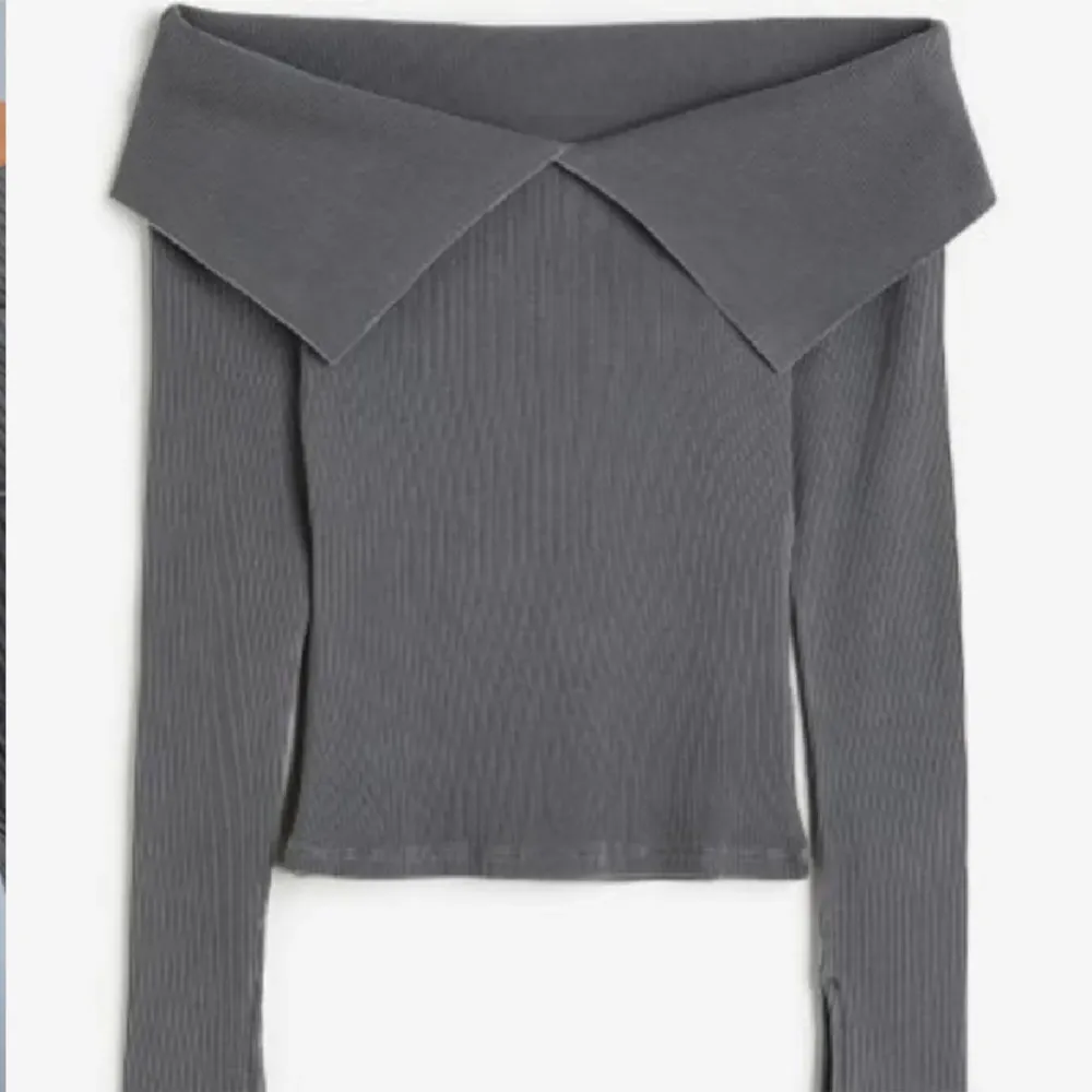 Utsåld grå off shoulder tröja från H&M. Använd nån enstaka gång så som ny. Nypris 249kr. Skönt och bra material. Verkligen jättefin men säljer då den inte kommer till användning. Tryck gärna på köp nu. . Toppar.