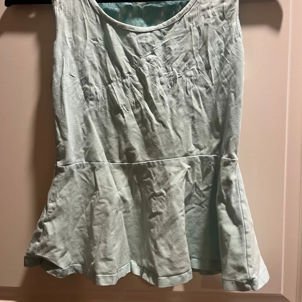 En av mina favorit tröjor i många år men nu växt ur . Ser mycket mindre ut på kamera .  OBS kommer tvättas och strykas innan jag skickar iväg dem precis som alla andra klädesplagg 🫶 Kom privat för frågor :). Toppar.