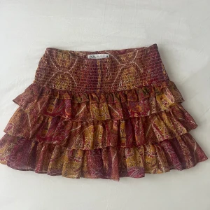 Zara kjol!  - Säljer min sååå fina kjol från zara! Säljer pga att den är något för liten.💗💗  Går ej att skapa budgivning längre så buda privat. BUD PÅ 300kr!