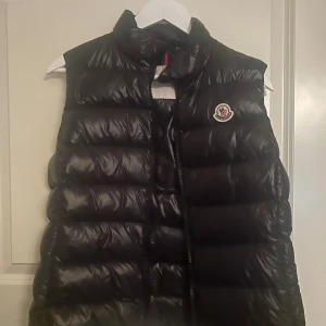 Moncler väst  - Använd en gång. Nypris 6000. Äkta. Storlek S. Pris går att diskuteras🫶🏻 Passar både tjejer och killar