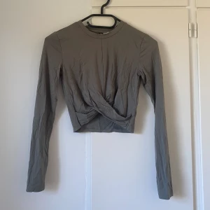 Tröja - Långärmad tröja. Sparsamt använd.