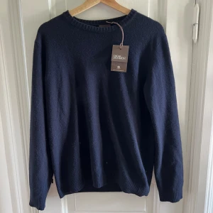 Oscar Jacobson Ull och Kashmir Tröja - Det är en nästa helt ny Oscar Jacobson tröja endast använd fåtal gånger i extremt fint skick || Lappar är kvar den är i Frägen blå och stl S || Nypris är 1399kr mitt pris är 649kr. Skriv vid minsta lilla MVH Carlos ☀️🤝👌
